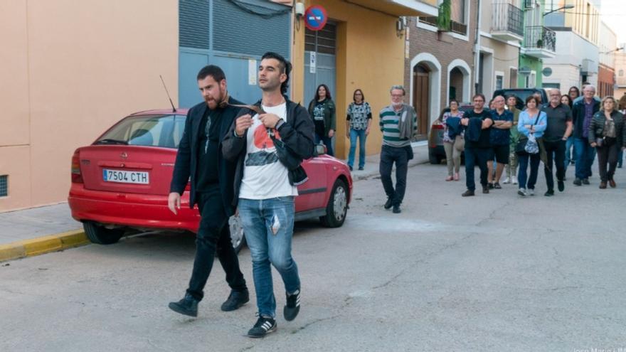 El público acompaña el teatro íntimo en Polinyà.