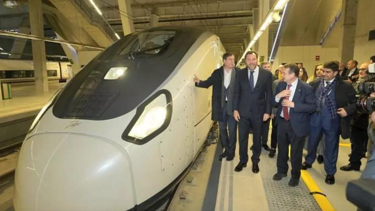 Abel Caballero, con el ministro Óscar Puente en la llegada del tren Avril en pruebas a Galicia
