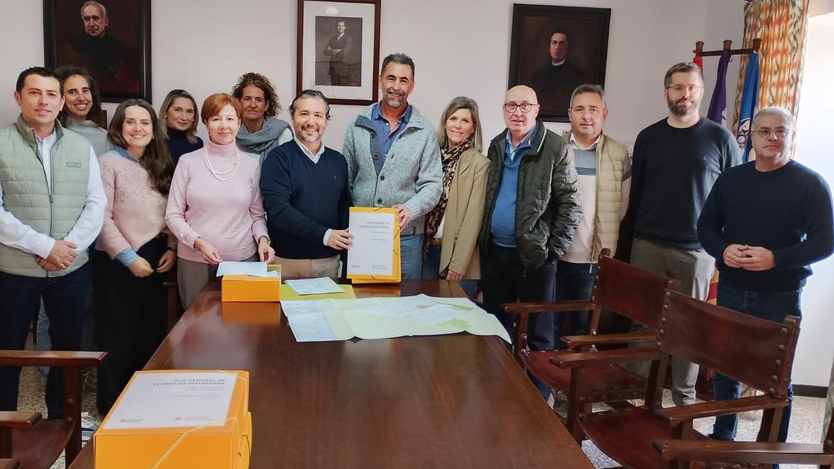 Autoridades insulares y municipales, este lunes en el Ayuntamiento de Lloret tras recibir el documento urbanístico.