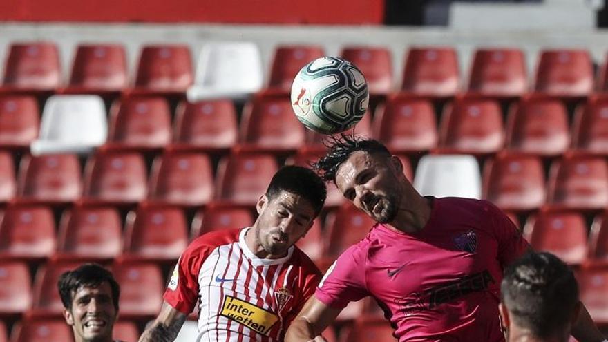 Sadiku pelea por un balón aéreo durante el encuentro de este pasado lunes frente al Sporting de Gijón en El Molinón.