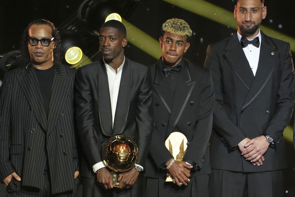 Lamine Yamal y Ousmane Dembélé posan con sus trofeos entre Ronaldinho y Donnarumma en la última gala del Balón de Oro en París.