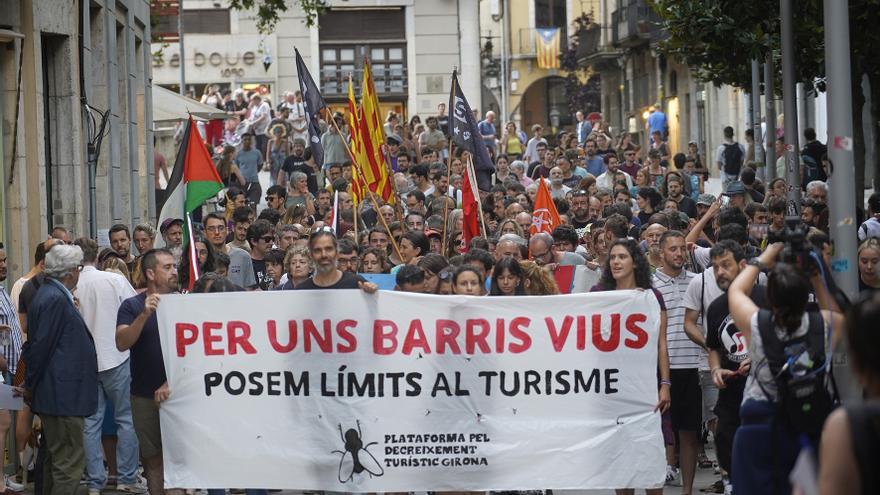 Més de 400 persones clamen a Girona perquè es posin límits al turisme: &quot;Miris on miris, tot són guiris!&quot;