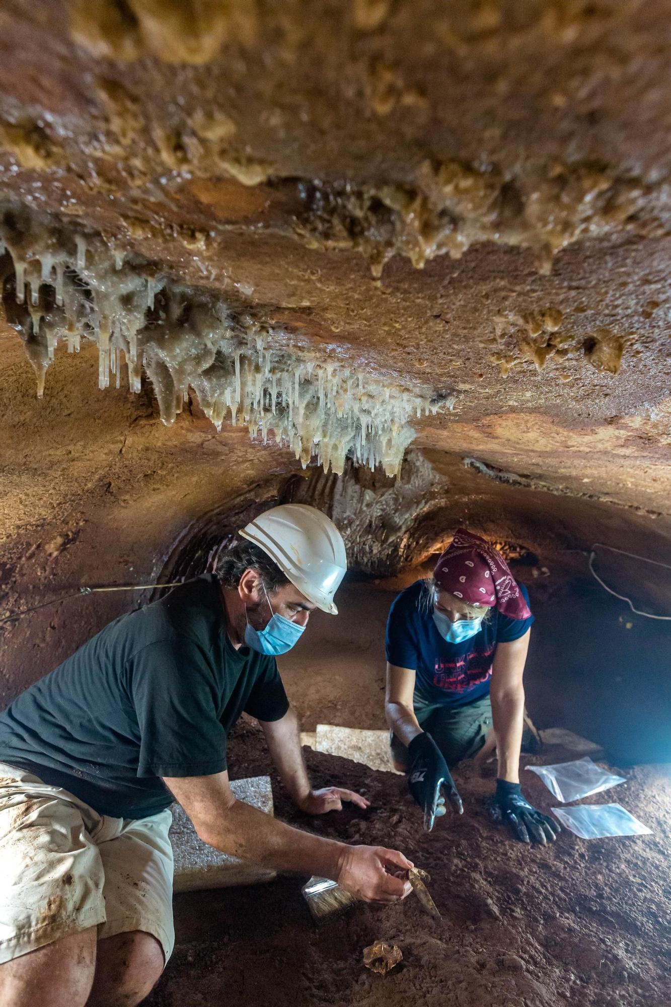 5.000 años enterrados en la Cova del Randero