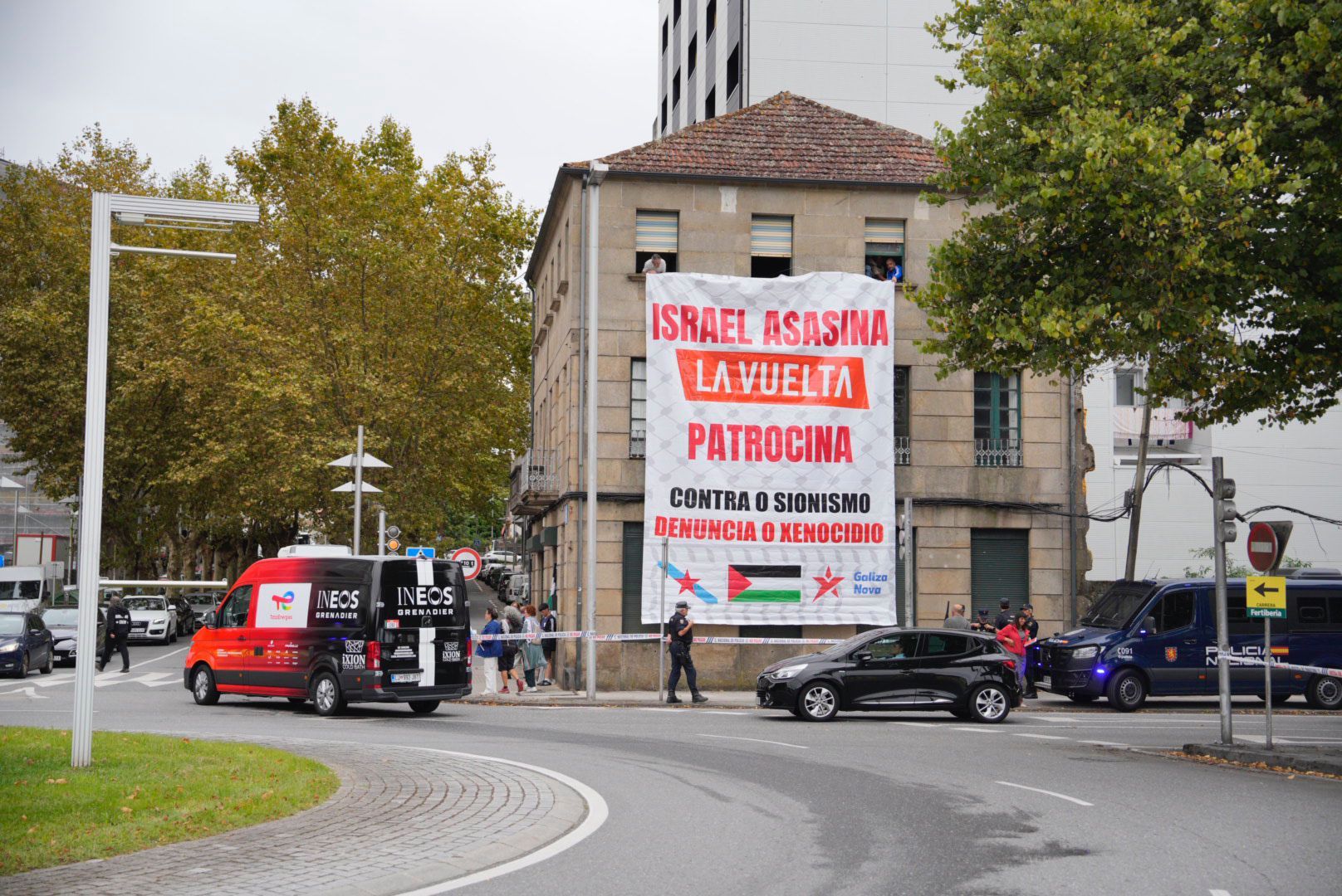 Concentraciones propalestinas contra el equipo de Israel durante el paso de La Vuelta por Pontevedra