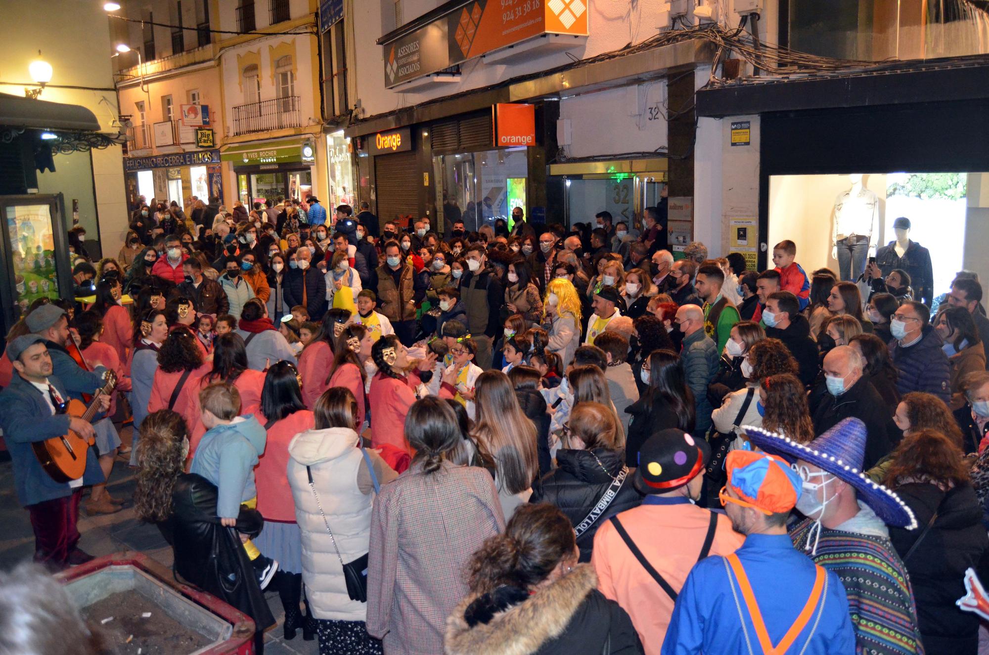 Ambientazo en el cantacalles de la ciudad