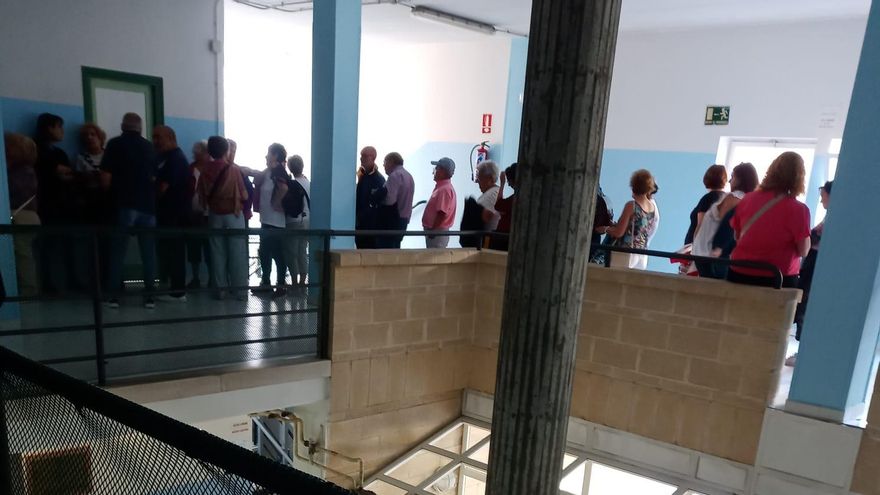 Colas en la piscina de los Almendros de Zamora para las inscripciones de natación para adultos