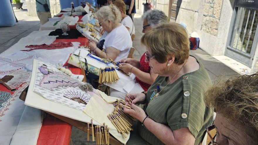 Las «palilleiras» de Trives mostrando su destreza. | FdV