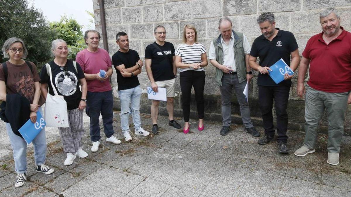 Fernando Serrulla y Eduardo Breogán, a la derecha de la alcaldesa, Loli Castiñeira, en el lugar del atrio de Soutelo donde se excavará una fosa común.