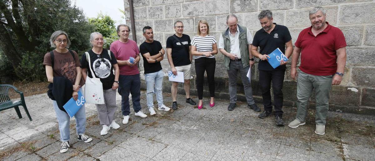 Fernando Serrulla y Eduardo Breogán, a la derecha de la alcaldesa, Loli Castiñeira, en el lugar del atrio de Soutelo donde se excavará una fosa común.