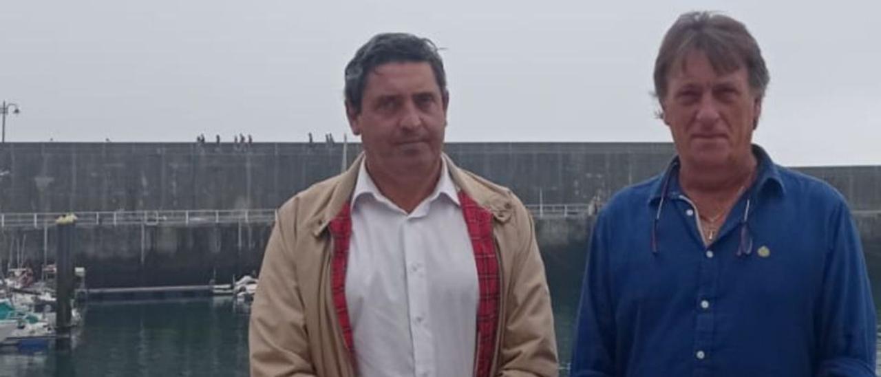 Por la izquierda, Francisco González y Javier Menéndez, ayer, en el puerto de Lastres. | J. Q.