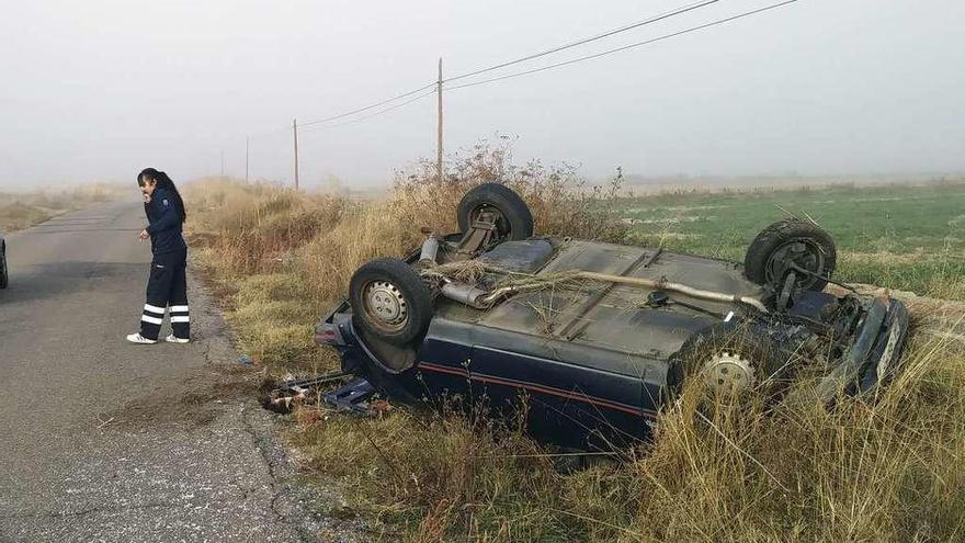 Una mujer llama a la Guardia Civil tras encontrarse el vehículo volcado