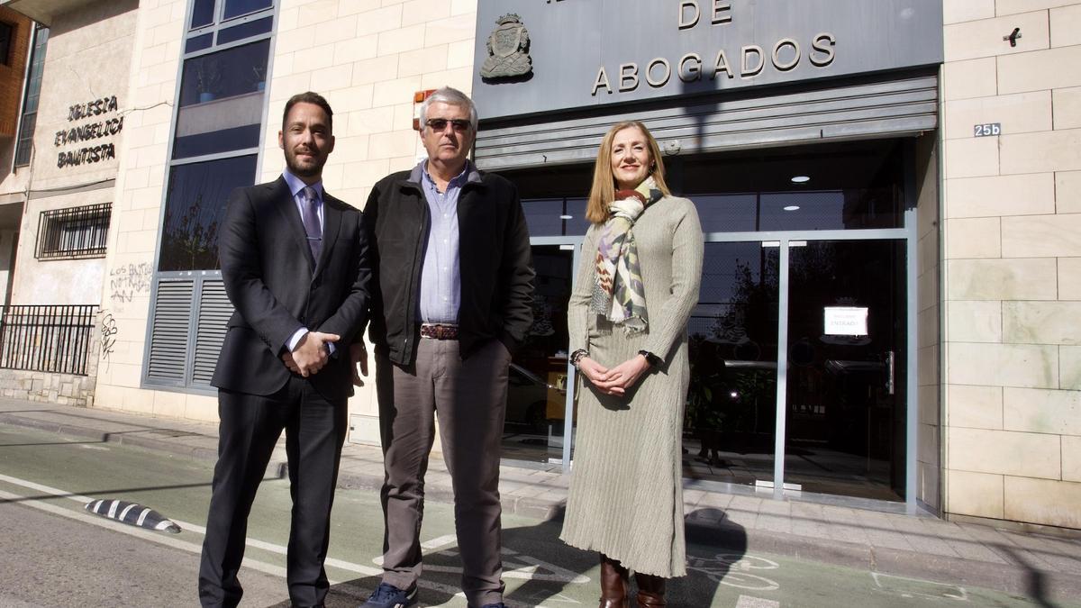 Hernández Benavente, Martínez y Cañizares, en el exterior del Colegio de Abogados de Murcia.