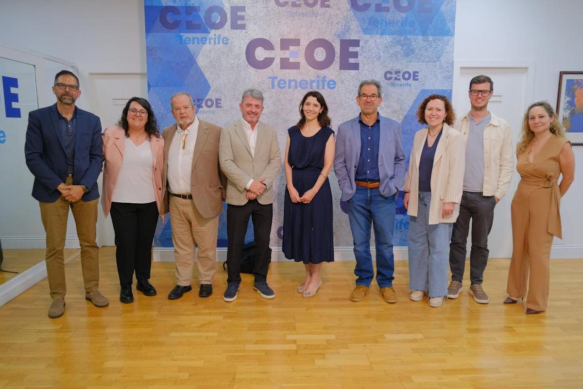 Ponentes participantes y organizadores de un encuentro organizado por la Cátedra CEOE Tenerife de Empresa y Relaciones Laborales de la ULL sobre microcredenciales.
