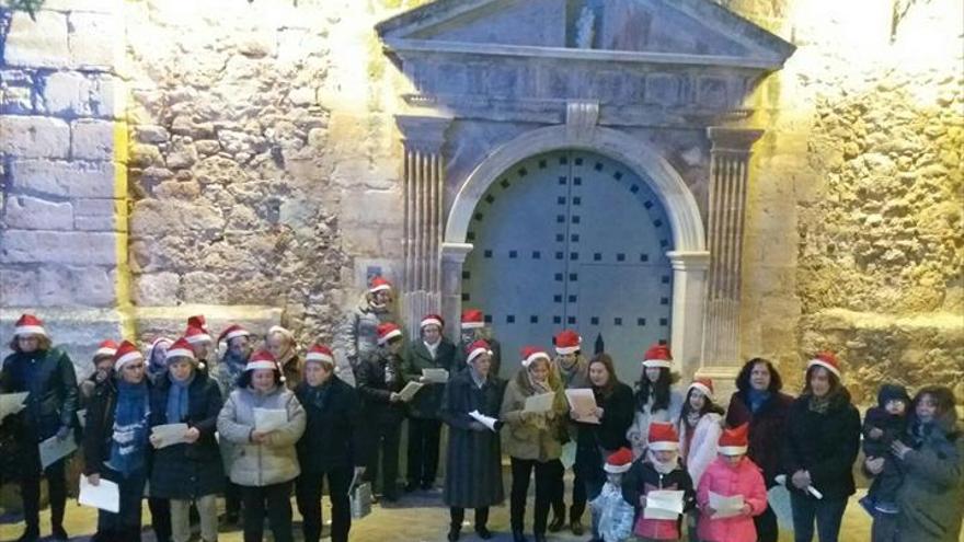 Los vecinos reciben la Navidad cantando frente a la iglesia