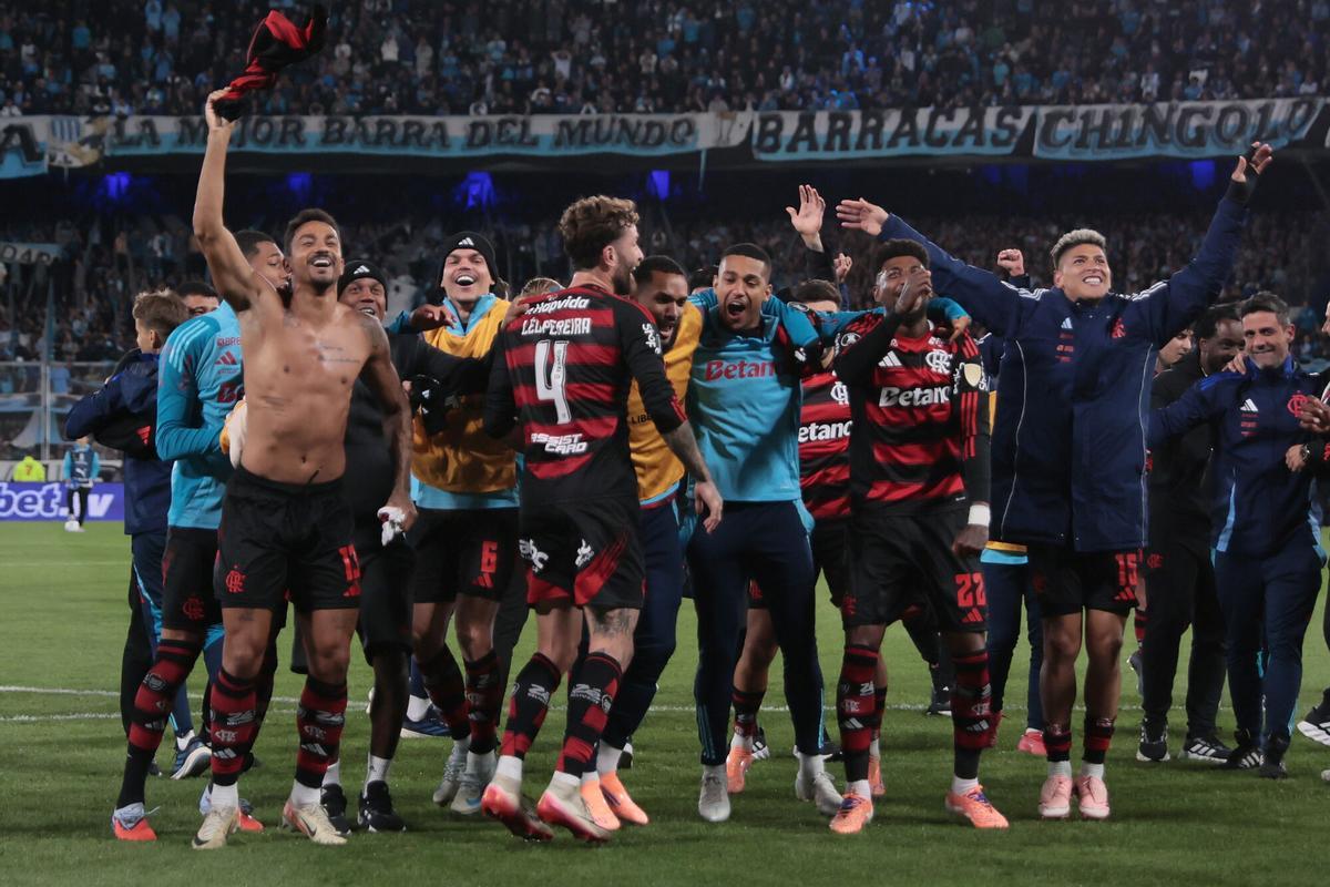 AME3397. AVELLANEDA (ARGENTINA), 29/10/2025.- Jugadores de Flamengo celebran este miércoles, al final del partido de vuelta por la semifinal de la Copa Libertadores entre Racing Club y Flamengo en el estadio Presidente Perón, en Avellaneda (Argentina). EFE/ Adan González