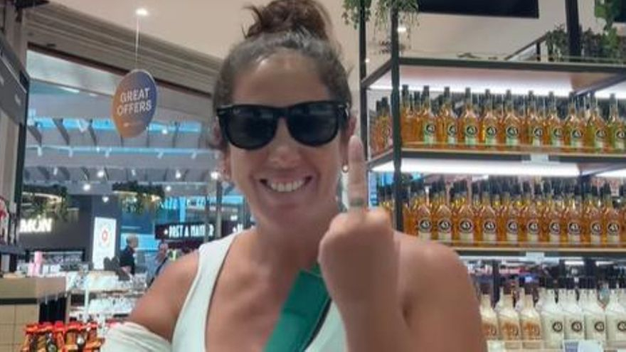 Anabel Pantoja haciendo una 'peineta'