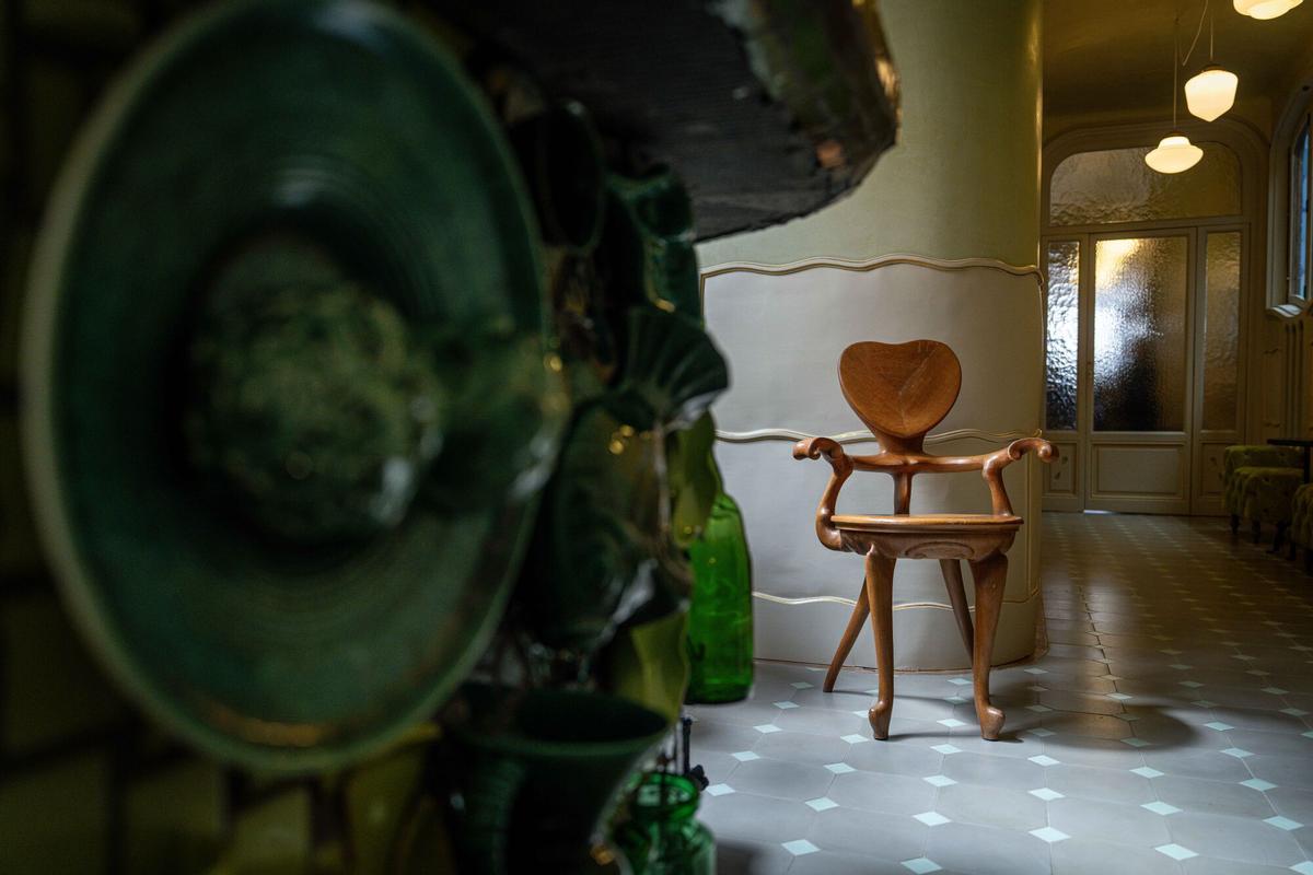 Muebles en el tercer piso de la Casa Batlló, diseñada por Gaudí.