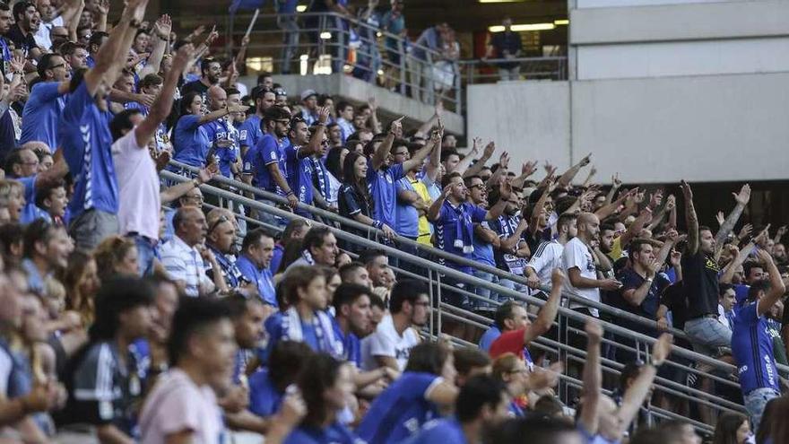 La afición del Oviedo anima a su equipo desde el Fondo Norte durante el partido ante el Rayo Vallecano.