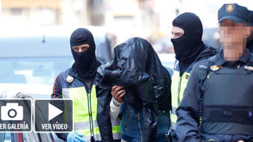 La Policía requisa tres cajas tras 6 horas en la casa del presunto yihadista