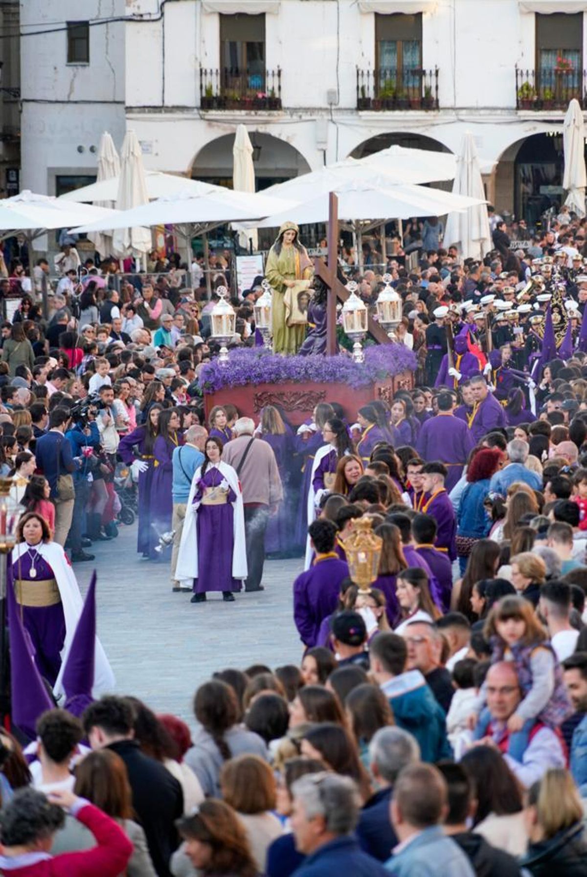 Los jóvenes cargan El Camino del Calvario.