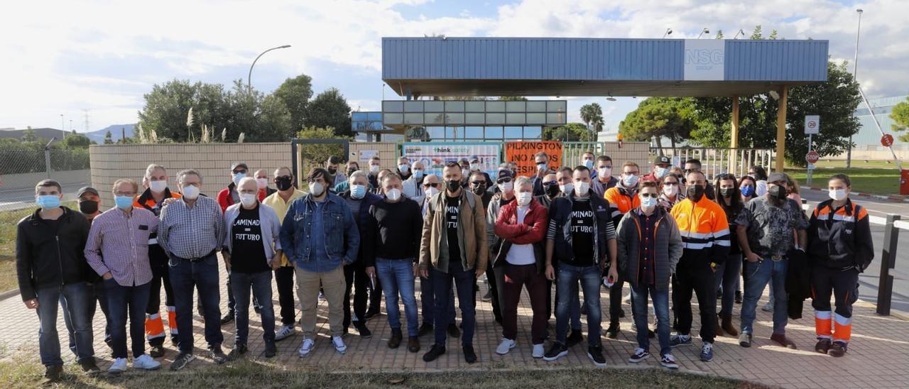 Los trabajadores, concentrados hoy ante la planta.