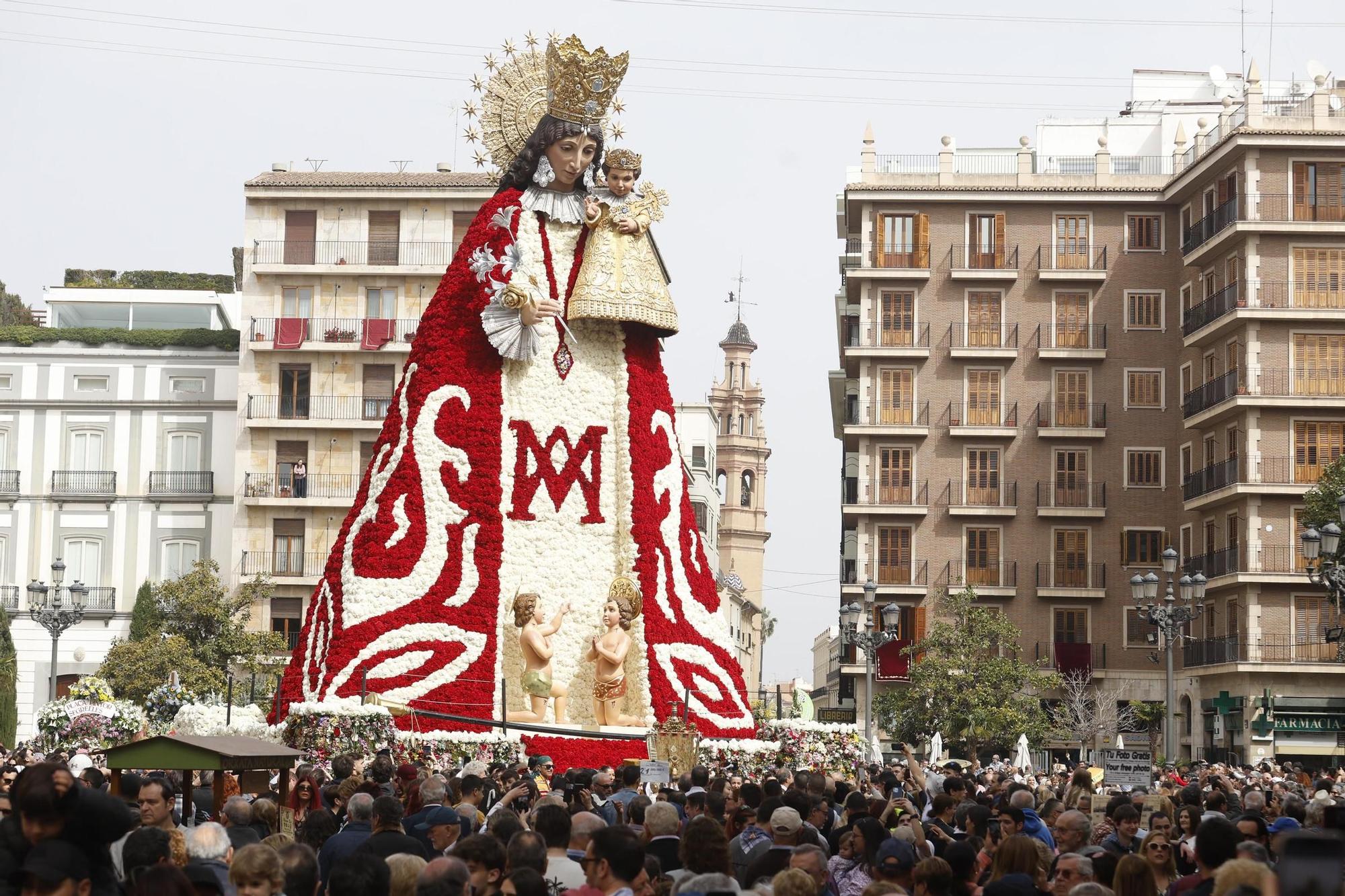 Cientos de personas acuden a ver el manto de la Virgen