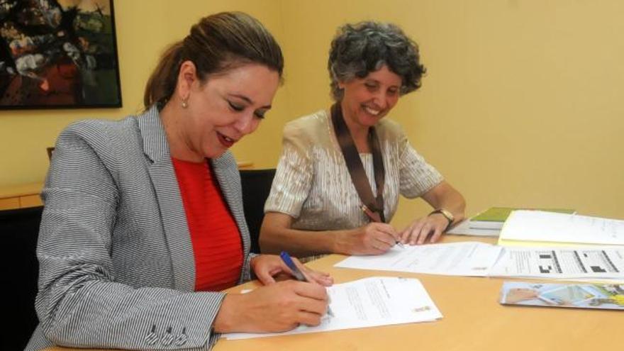 La alcaldesa (i) ayer junto a la directora de la UNED en Lanzarote. | lp / dlp