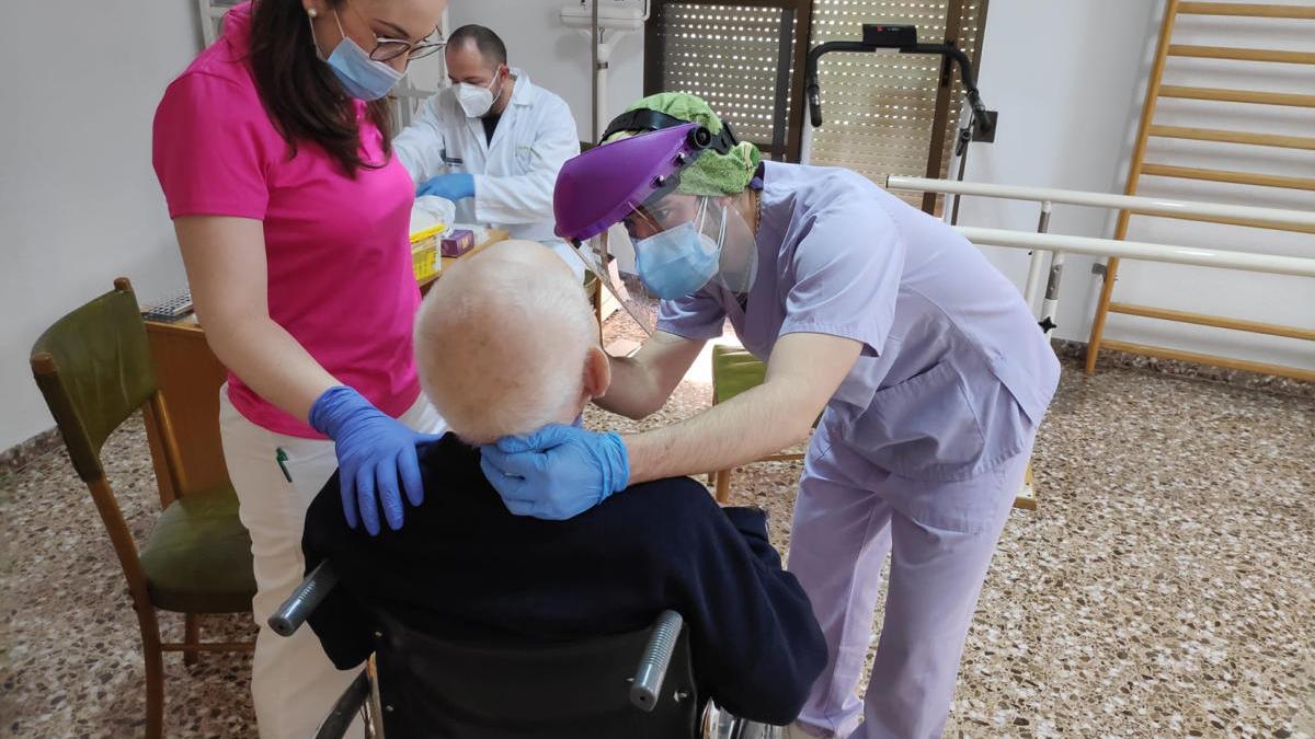 Los investigadores, tomando muestras en la residencia.