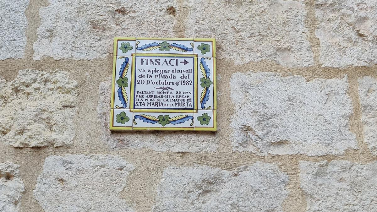 Una de las marcas en un edificio de Alzira.