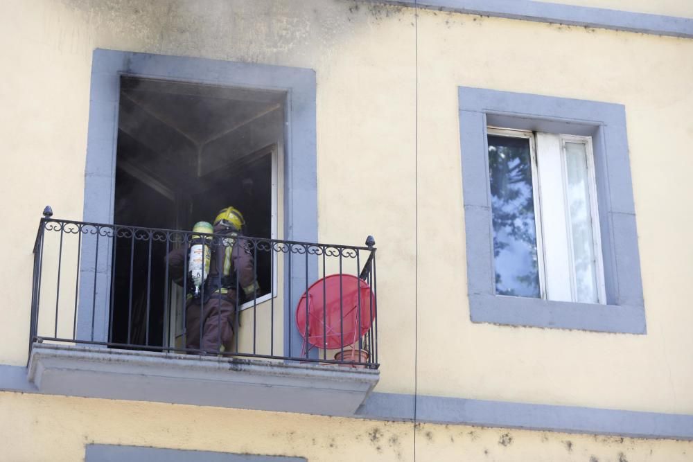 Incendi en un pis del carrer del Carme de Girona