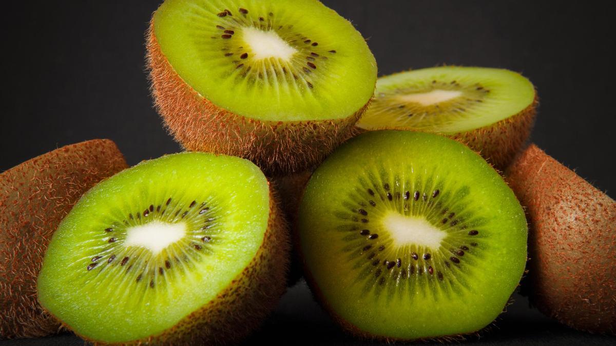 Varios kiwis partidos a la mitad.