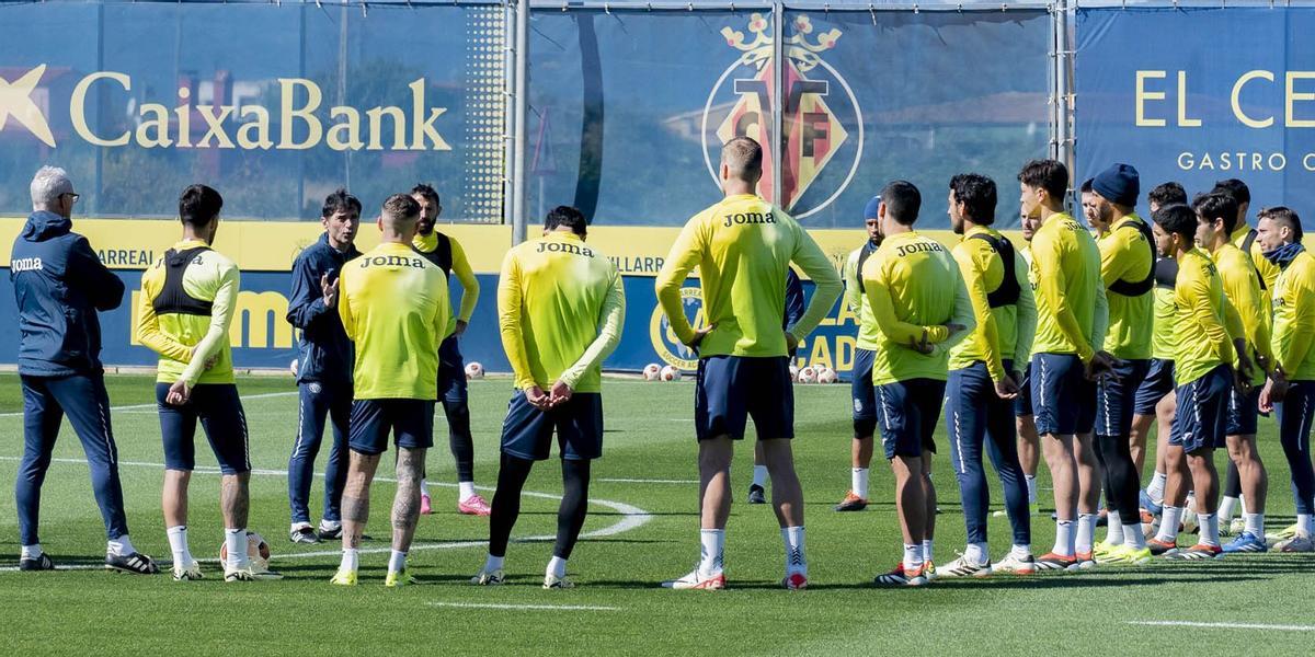 Marcelino, durante la charla previa al entrenamiento del pasado miércoles, víspera del Villarreal-Marsella.