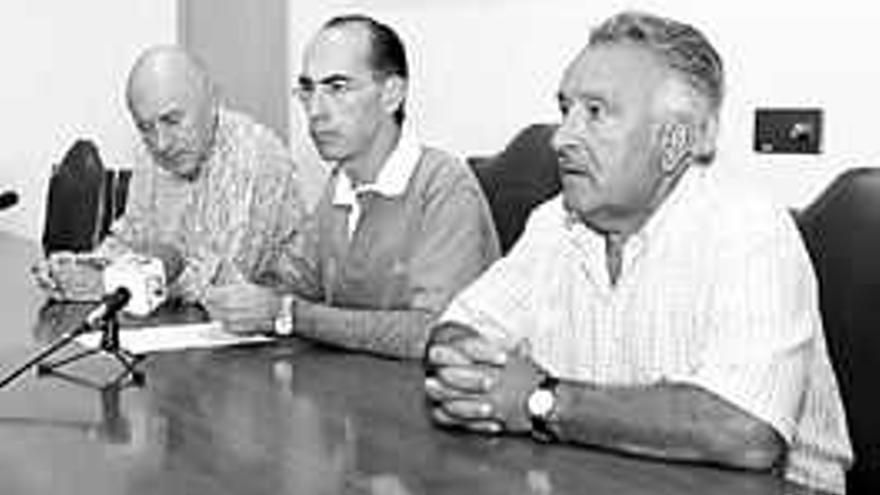 Vilar, Almuiña y López Méndez presentaron la medida de protesta. / j. lores