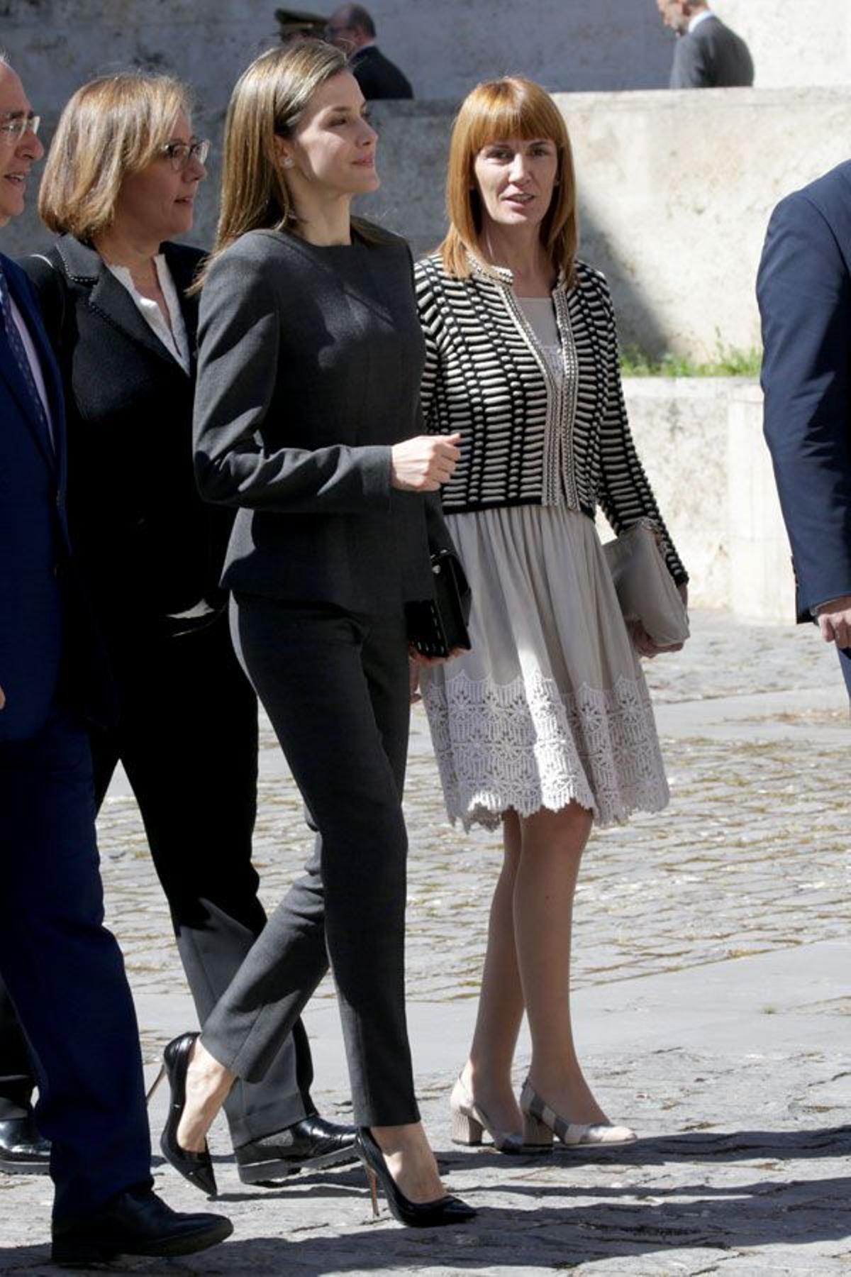 Letizia Ortiz con traje gris de Hugo Boss y pendientes de mariposa en La Rioja