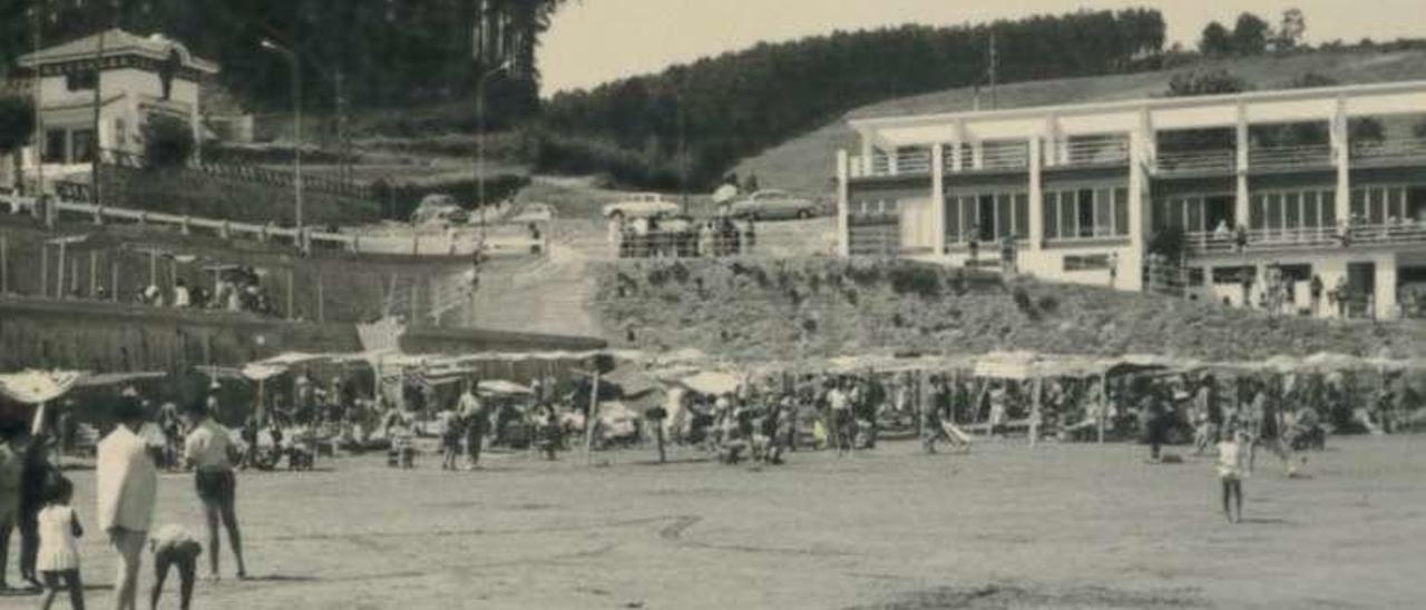 Luanco, con una playa veinteañera