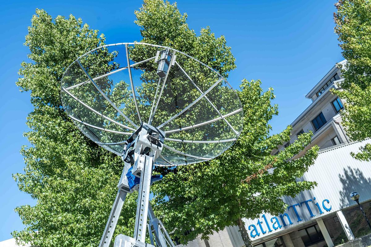 La antena de Banda S del campus desde la que se realizará el seguimiento de la cápsula Orion.