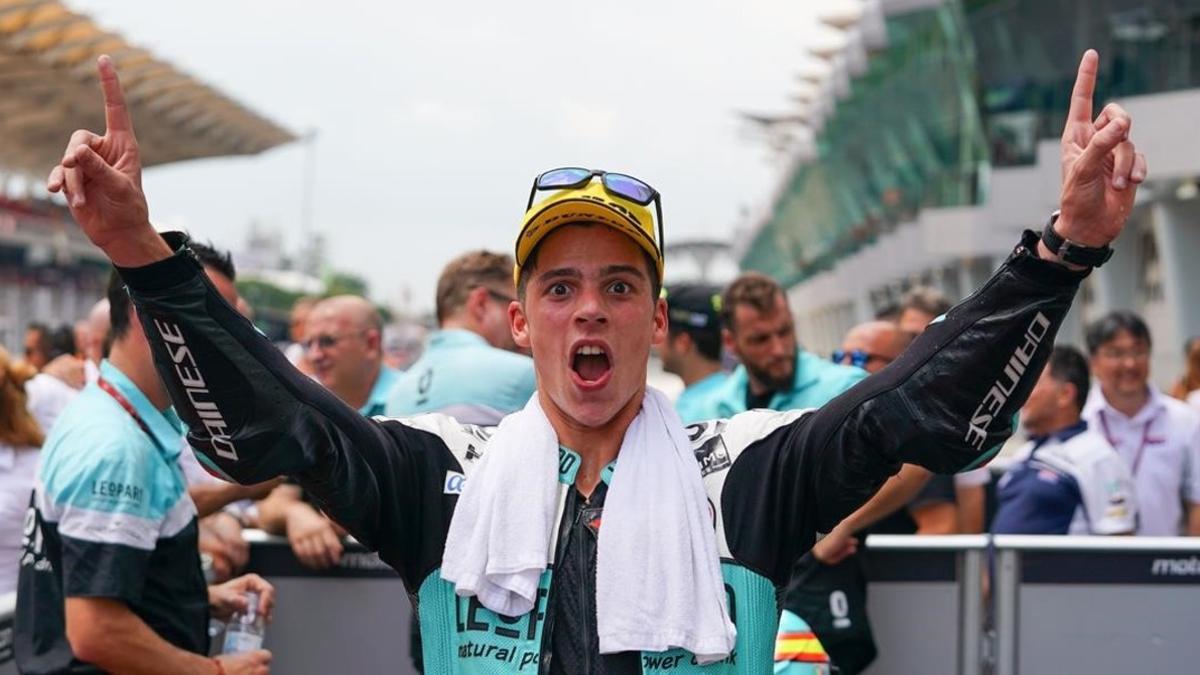 El campeón mallorquín Joan Mir (Honda) celebra, en el corralito de Sepang, su 10ª victoria de la temporada.