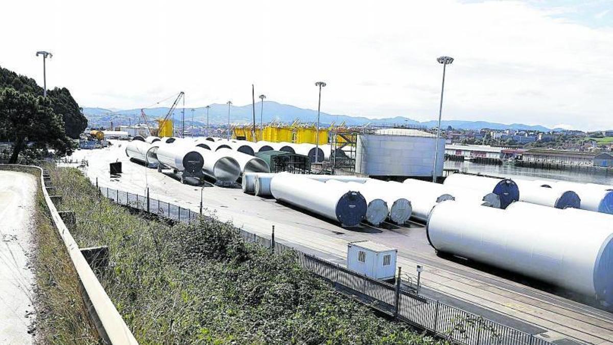 Tramos de torres eólicas listas para embarcar en el Puerto de Avilés.