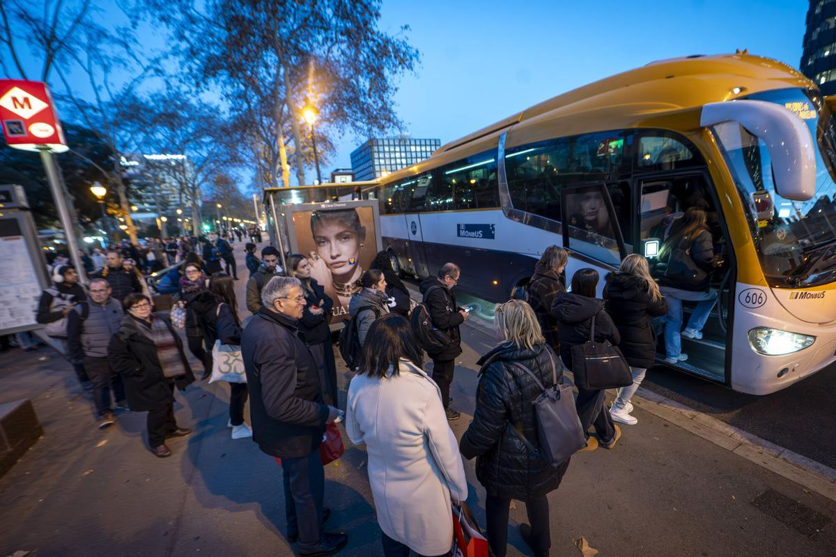Largas colas de usuarios de los autobuses interurbanos en Maria Cristina, que después del trabajo se dirigen a casa.