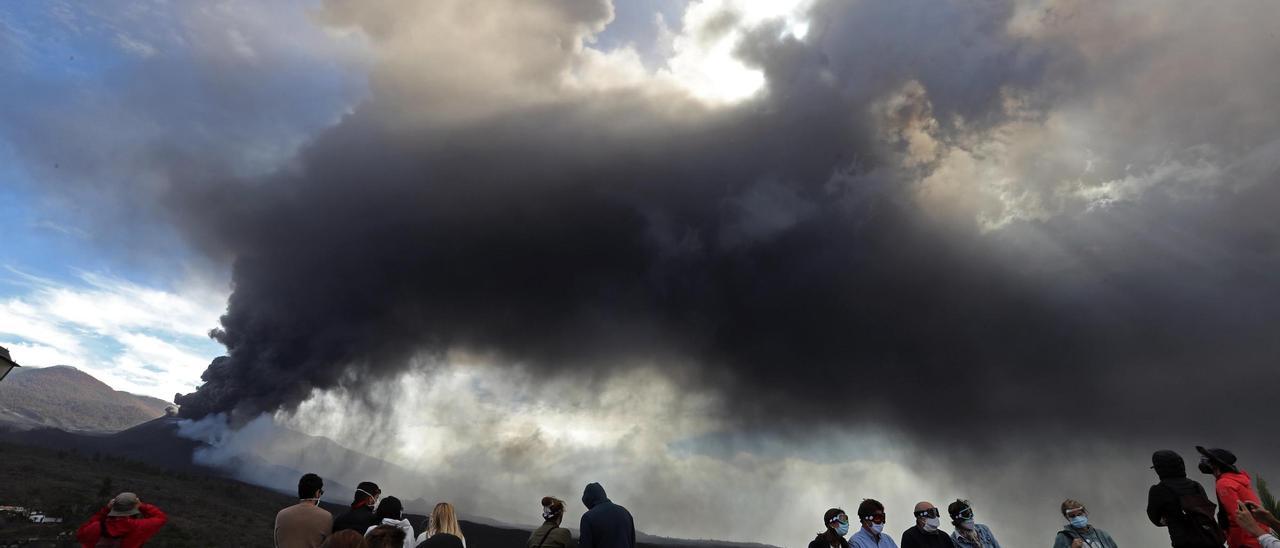 La erupción del volcán de La Palma, vista desde la iglesia de Tajuya