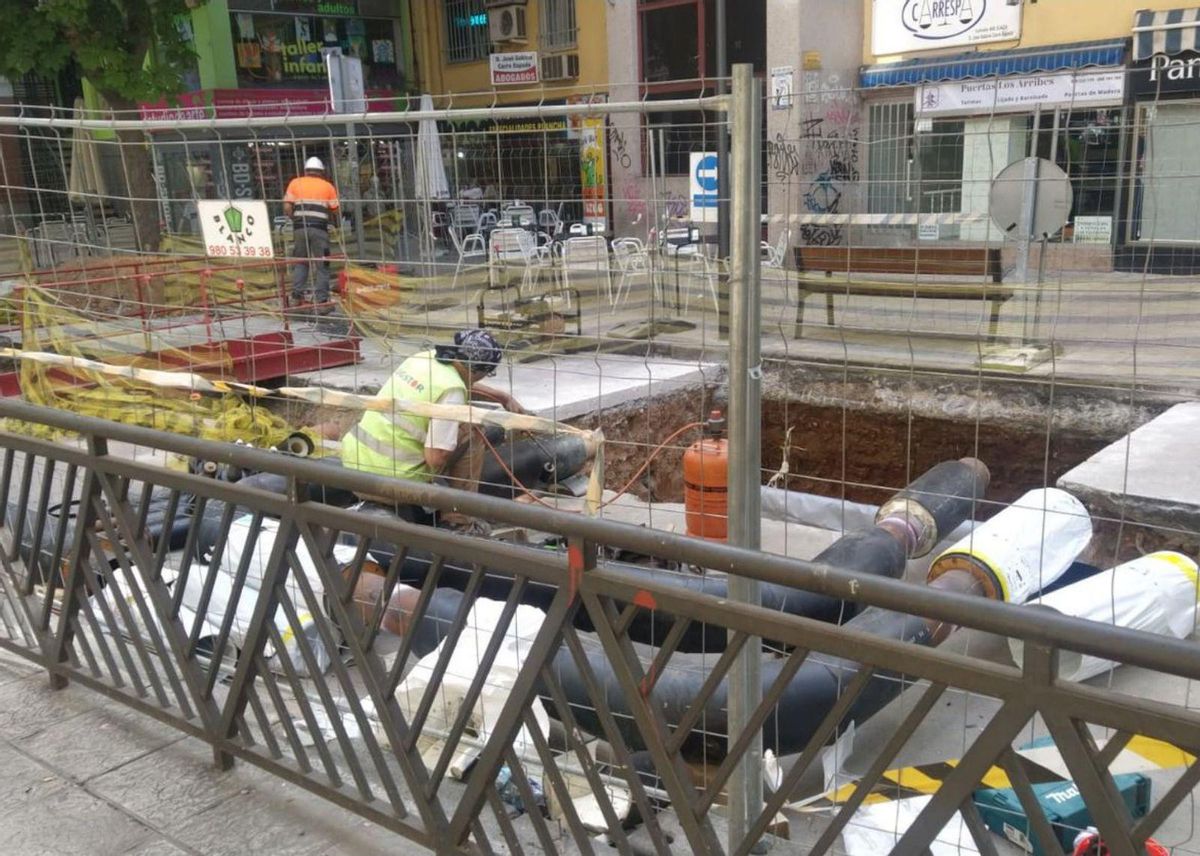 Sopletes y soldaduras: las obras de la red de calor siguen como si tal cosa | J. N.