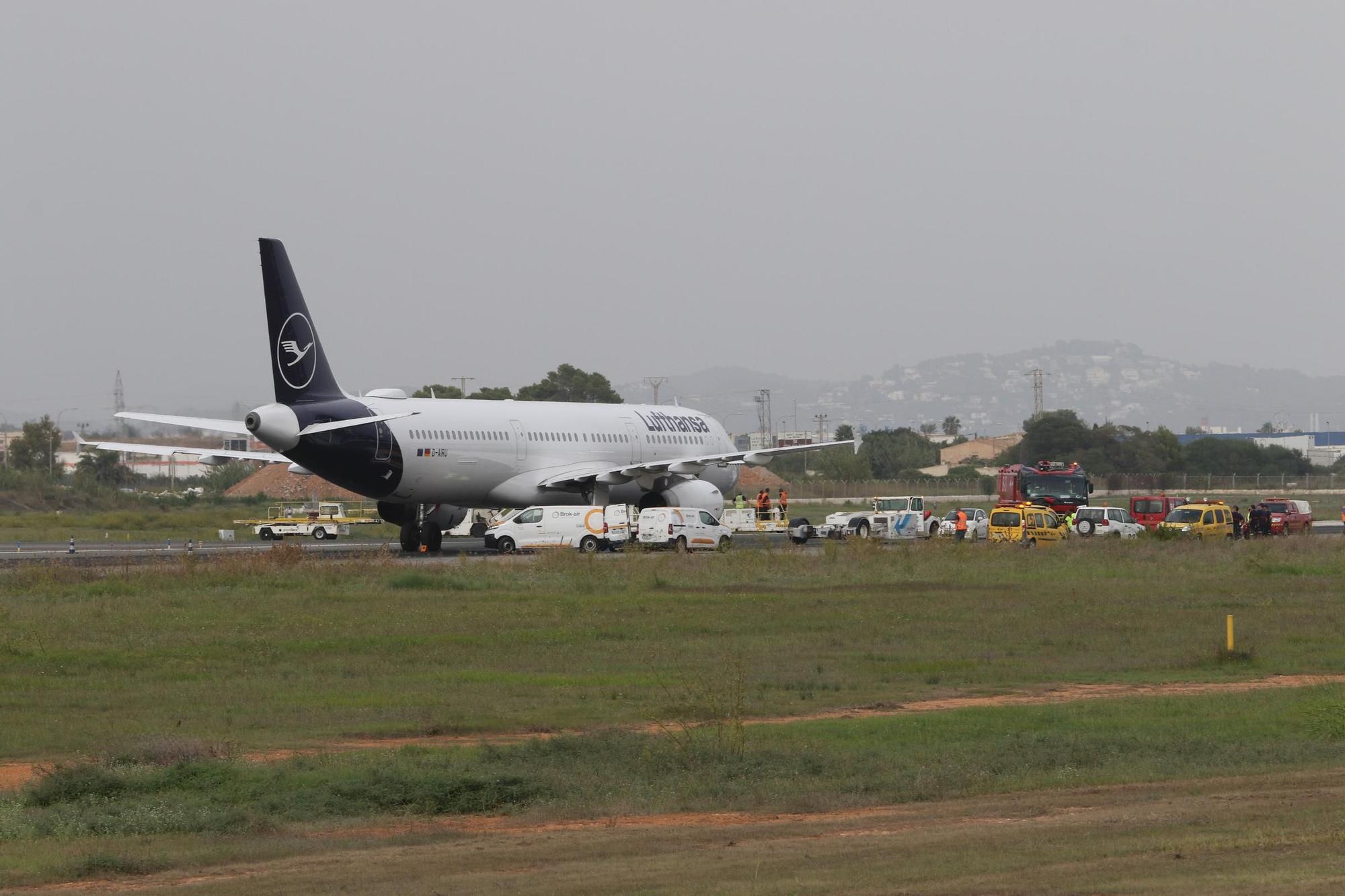 Mira aquí todas las imágenes del avión que bloquea el aeropuerto de Ibiza