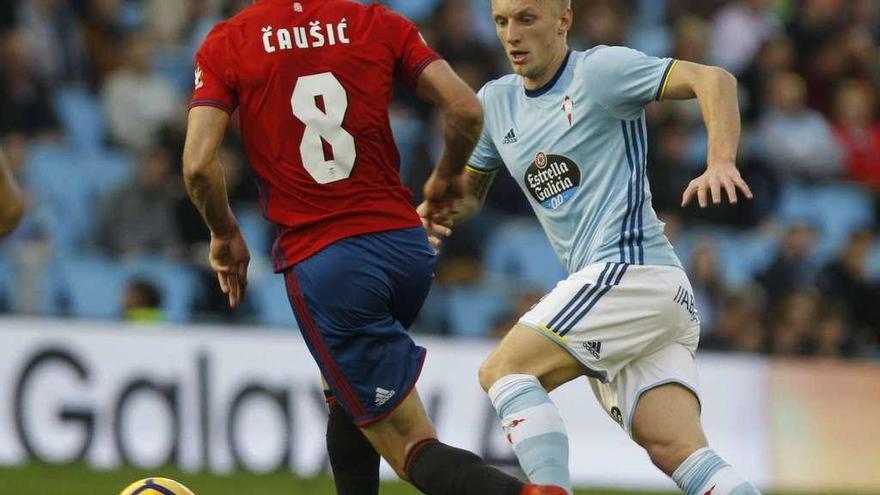 Wass persigue a Causis durante el encuentro de Liga jugado ayer entre el Celta y el Osasuna en Balaídos. // Ricardo Grobas