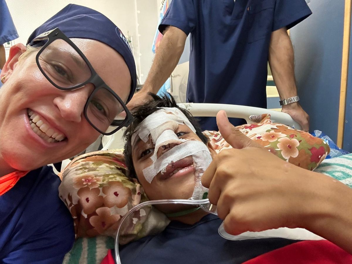 Victoria Rose con un niño palestino recien operado 2