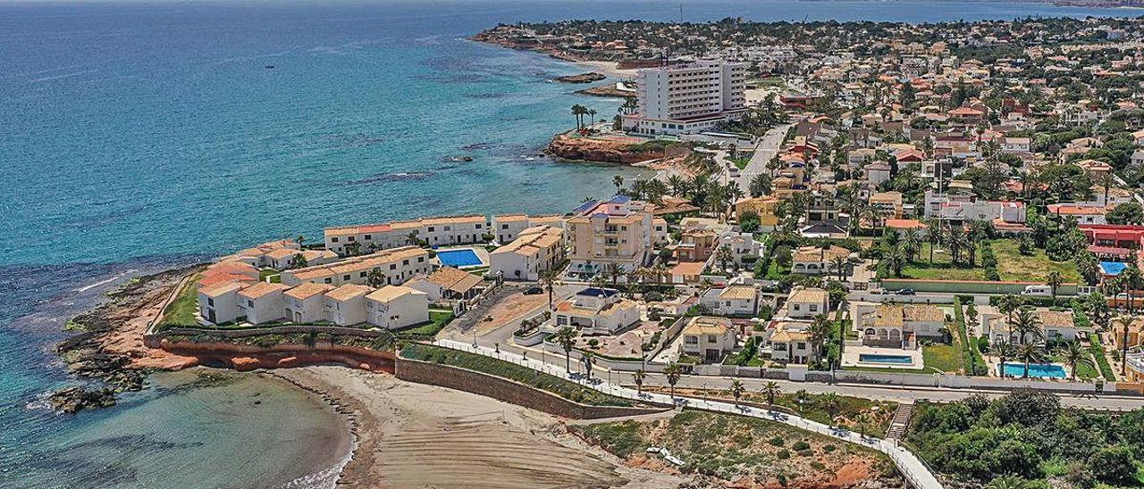 Imagen aérea reciente de la costa oriolana, que los vecinos de Orihuela no pueden visitar.