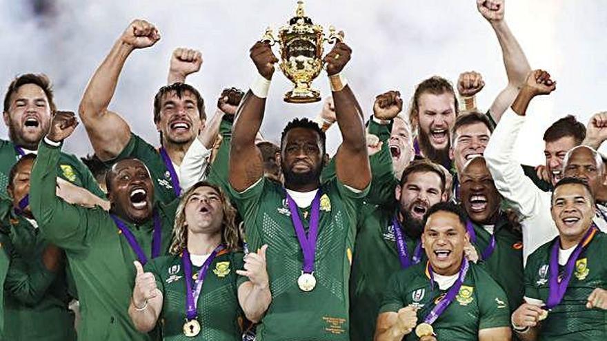 Siya Kolisi, campeón de Sudáfrica, levanta el trofeo de campeones del mundo.