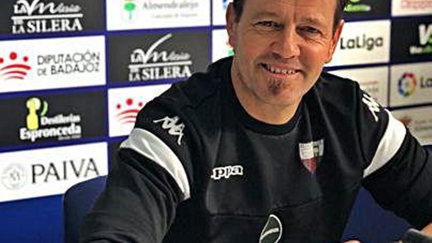 El coruñés Manu Mosquera, entrenador del Extremadura.