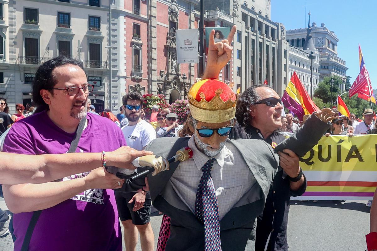 Varias personas llevan una figura del Rey durante una marcha contra la monarquía, a 16 de junio de 2024, en Madrid (España). Diversos colectivos han convocado una marcha republicana en el centro de Madrid en vísperas del aniversario de la coronación de Felipe VI, bajo el lema Monarquía no, democracia sí, al que han asistido dirigentes de Podemos. Hay tres puntos de salida, la Puerta de Alcalá, Colón y Neptuno para confluir las tres columnas en Cibeles y marchar de forma conjunta hacia la Puerta del Sol, para leer un manifiesto por parte del cineasta Benito Rabal, hijo del actor Paco Rabal, y por la periodista Irene Zugasti. 16 JUNIO 2024;REPÚBLICA;DEMOCRACIA;MONARQUÍA;MANIFESTACIÓN Ricardo Rubio / Europa Press 16/06/2024 / Ricardo Rubio;