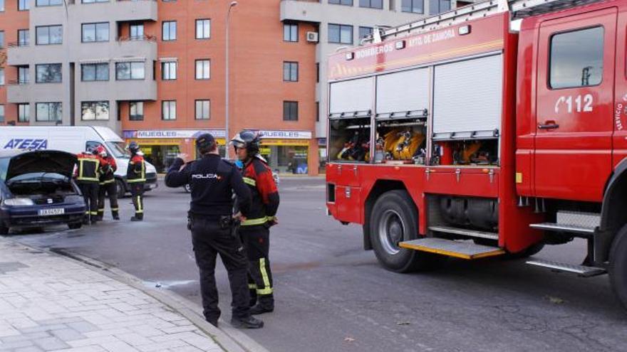 El motor de un vehículo en llamas obliga a desviar el tráfico