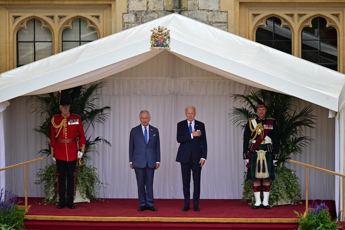 El presidente de los Estados Unidos, Joe Biden, es recibido por el rey Carlos III de Gran Bretaña durante una ceremonia de bienvenida en el Castillo de Windsor